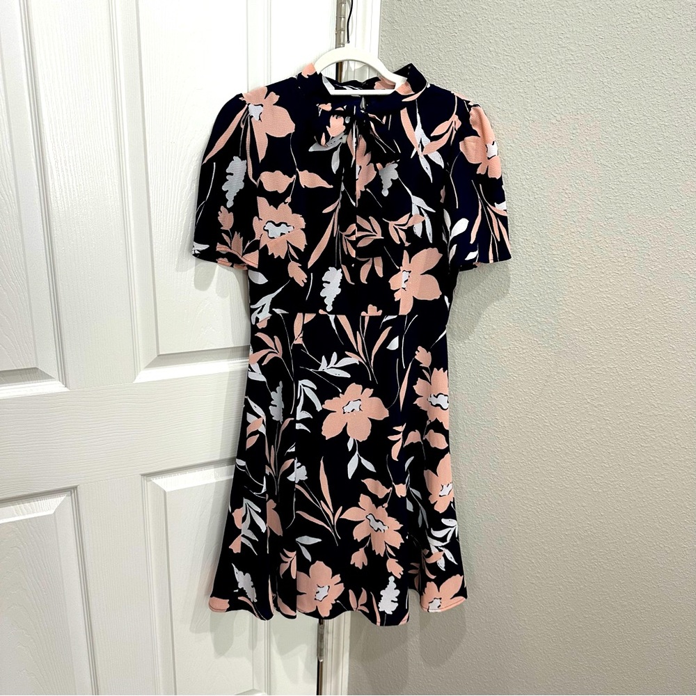 Maggie London Size 4 ✨Blue and Pink ✨Tie Neck ✨Fit and Flare Dress